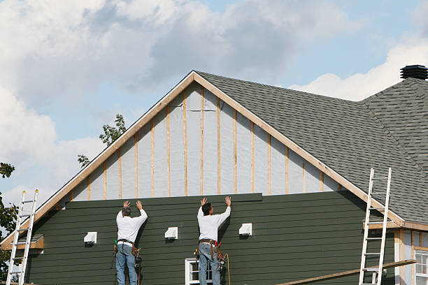 Professional Siding Contractor technician working in Buffalo Grove, IL